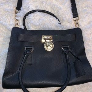MICHAEL KORS SHOULDER BAG BLACK AND GOLD